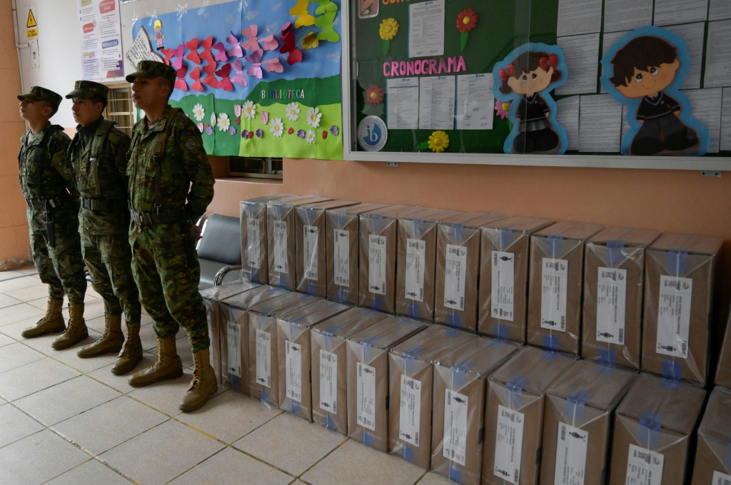 جنود إكوادوريون يحرسون مواد انتخابية في الإكوادور في 15 تشرين الثاني/نوفمر 2025 (ا ف ب)