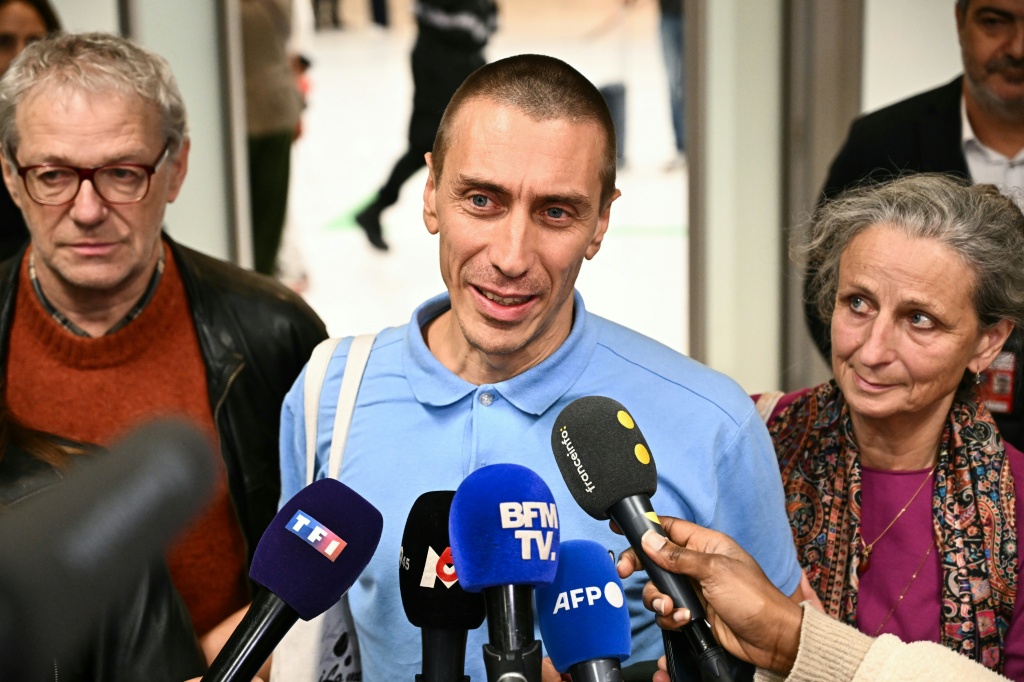 كاميلو كاسترو عند وصوله إلى مطار أورلي في 16 تشرين الثاني/نوفمبر 2025، بعد خمسة أشهر من الاحتجاز في فنزويلا (ا ف ب)