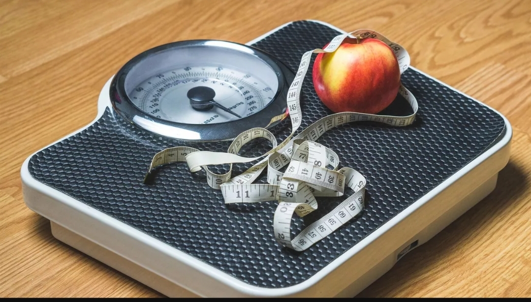 أفضل لحظة لقياس وزنك… العلم يحسم الجدل (بيكسابي)