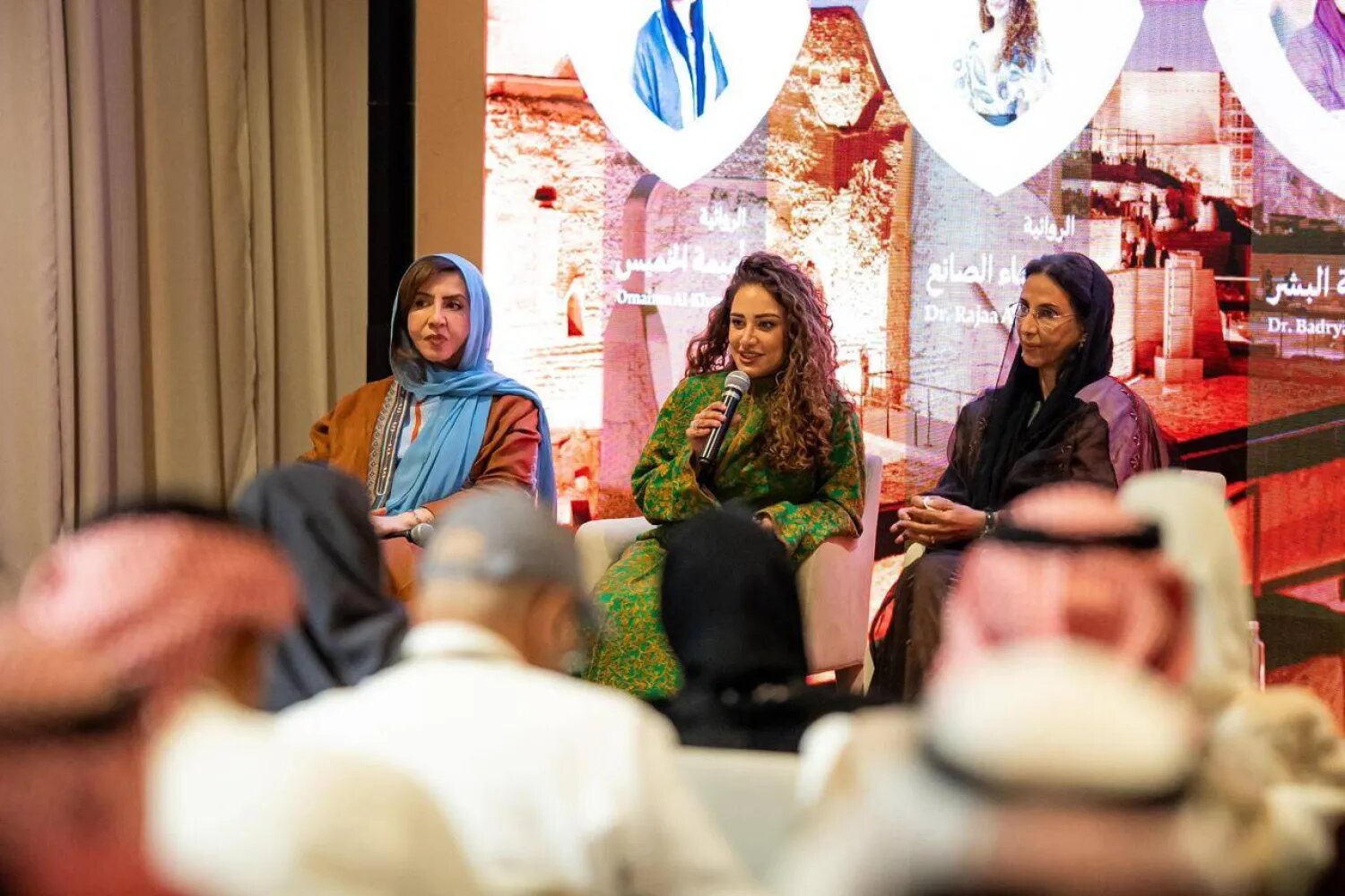 من جلسة حوارية بعنوان «المرأة السعودية تعيد تخيّل الحكاية والمجتمع» (موسم الدرعية)