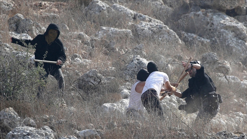 تغاضٍ ووعود.. كيف تتستر حكومة نتنياهو على جرائم المستوطنين بالضفة؟ (الأناضول)