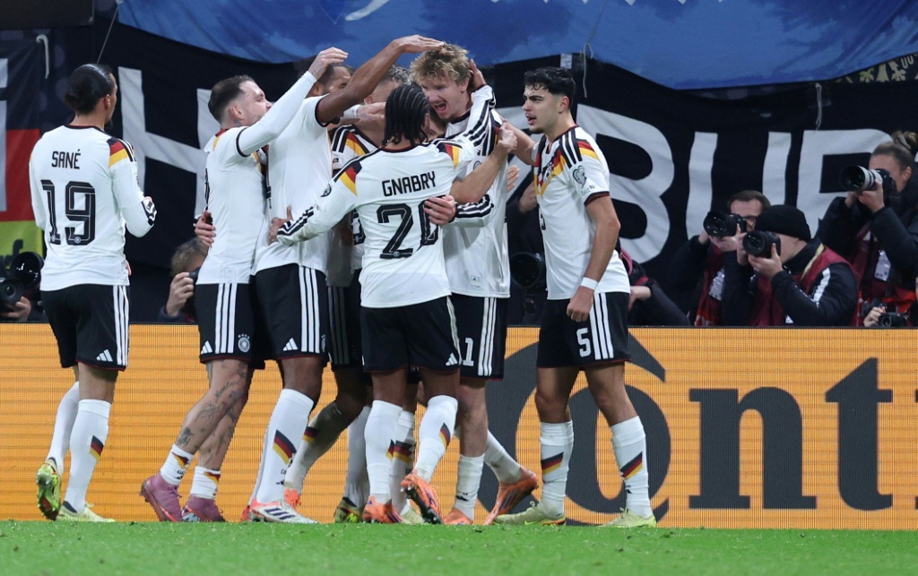 لاعبو ألمانيا يحتفلون بهدف نيك فولتيماده في مرمى سلوفاكيا خلال لقاء المنتخبين في تصفيات مونديال 2026 لكرة القدم. لايبزيغ، شرق ألمانيا، في 17 تشرين الثاني/نوفمبر 2025 (ا ف ب)