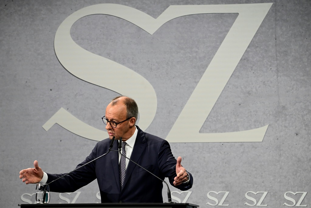 المستشار الألماني فريدريش ميرتس متحدثا خلال منتدى نظمته صحيفة سود دويتشه تسايتونغ في فندق أدلون ببرلين في 17 تشرين الثاني/نوفمبر 2025 (ا ف ب)