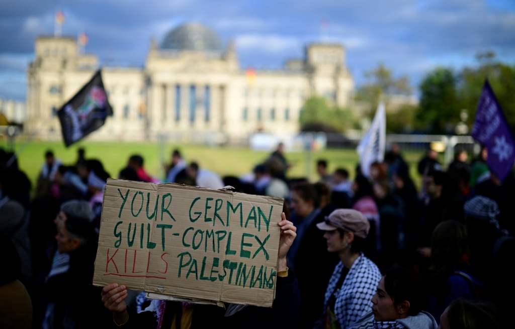 متظاهرون مؤيدون للفلسطينيين في برلين بتاريخ 11 تشرين الأول/اكتوبر 2025 (ا ف ب)