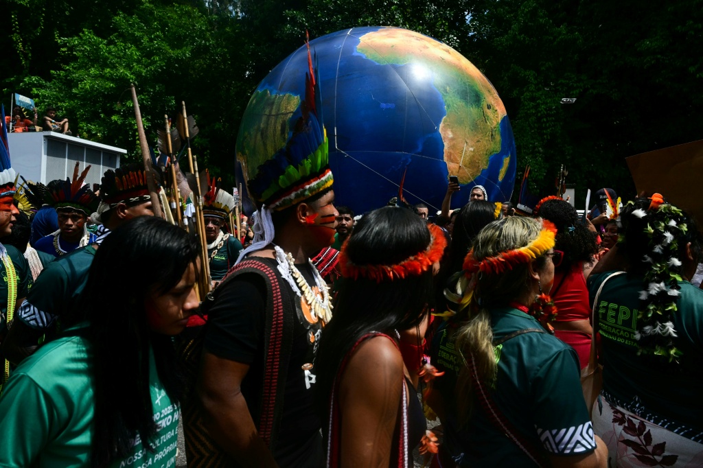 مجموعة من السكان الأصليين أمام كرة أرضية عملاقة خلال 