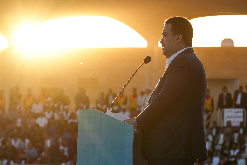 رئيس الحكومة العراقية محمّد شياع السوداني يلقي كلمة خلال تجمّع انتخابي في مدينة النجف في الثاني من تشرين الثاني/نوفمبر 2025 (ا ف ب)