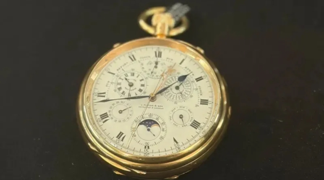 ساعة جيب تاريخية نادرة تُسجل سعرًا قياسيًا عالميًا في مزاد جنيف (بي بي سي)