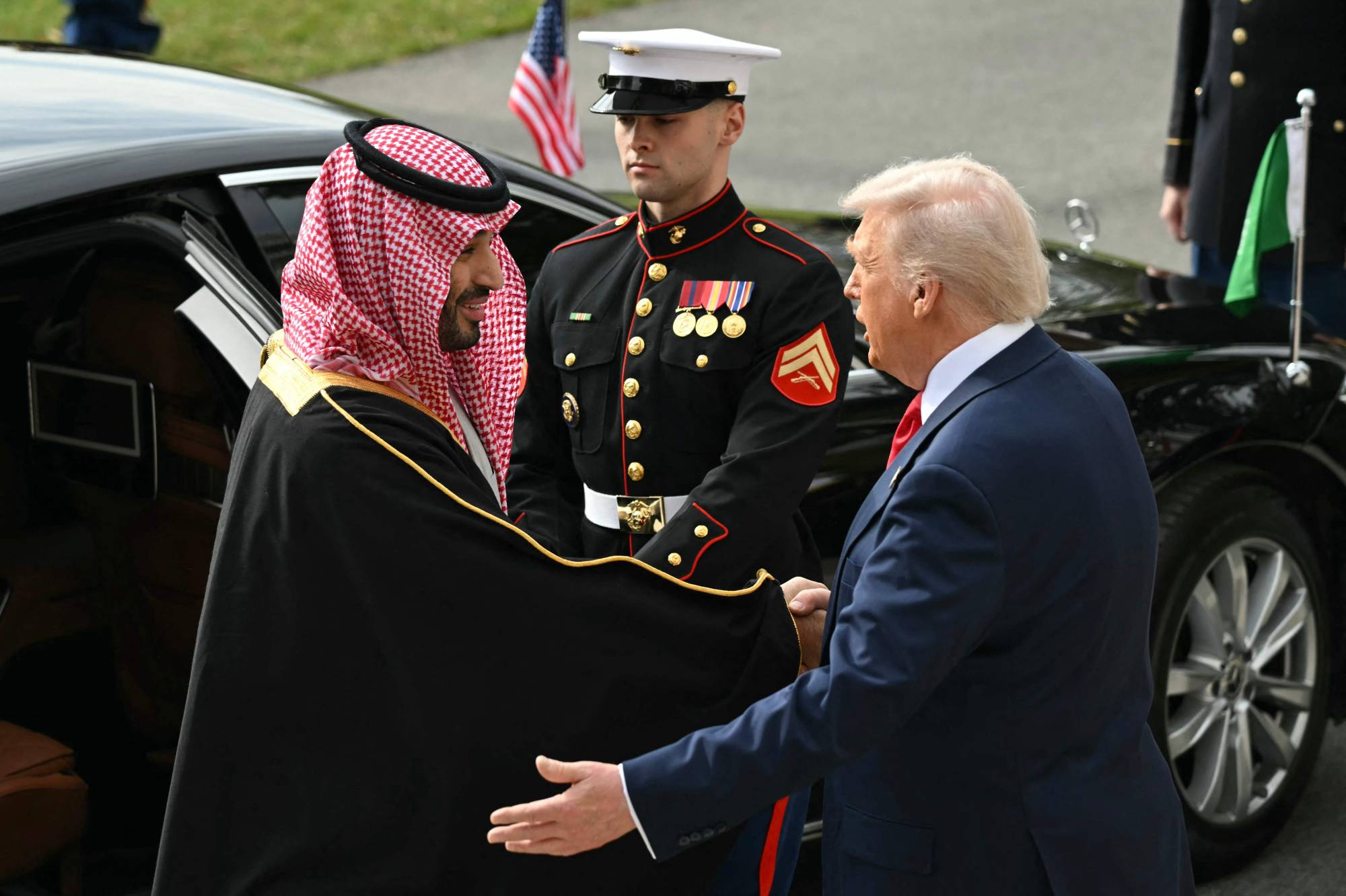 الرئيس الأميركي دونالد ترمب مستقبلاً ولي العهد السعودي الأمير محمد بن سلمان لدى وصوله إلى البيت الأبيض الثلاثاء (أ.ف.ب)