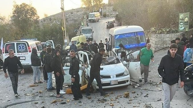 إصابة طلاب بقصف إسرائيلي لسيارة أمام حافلة مدرسية جنوبي لبنان (الأناضول)