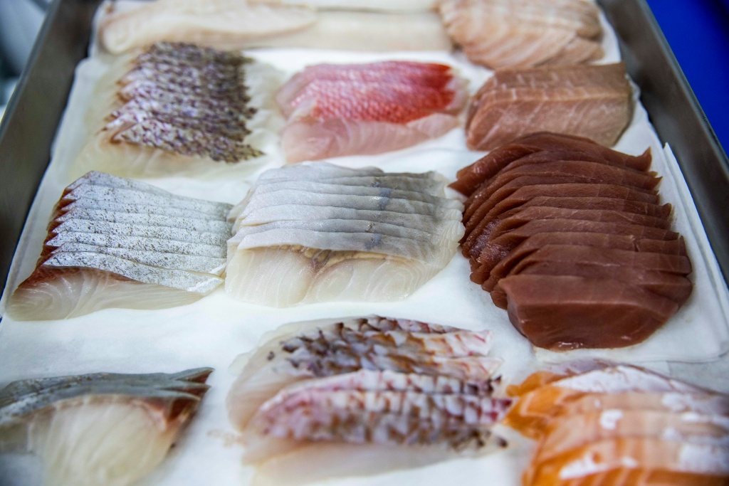 مأكولات بحرية في مطبخ مطعم ياباني في هونغ كونغ بتاريخ 24 آب/اغسطس 2023 (ا ف ب)