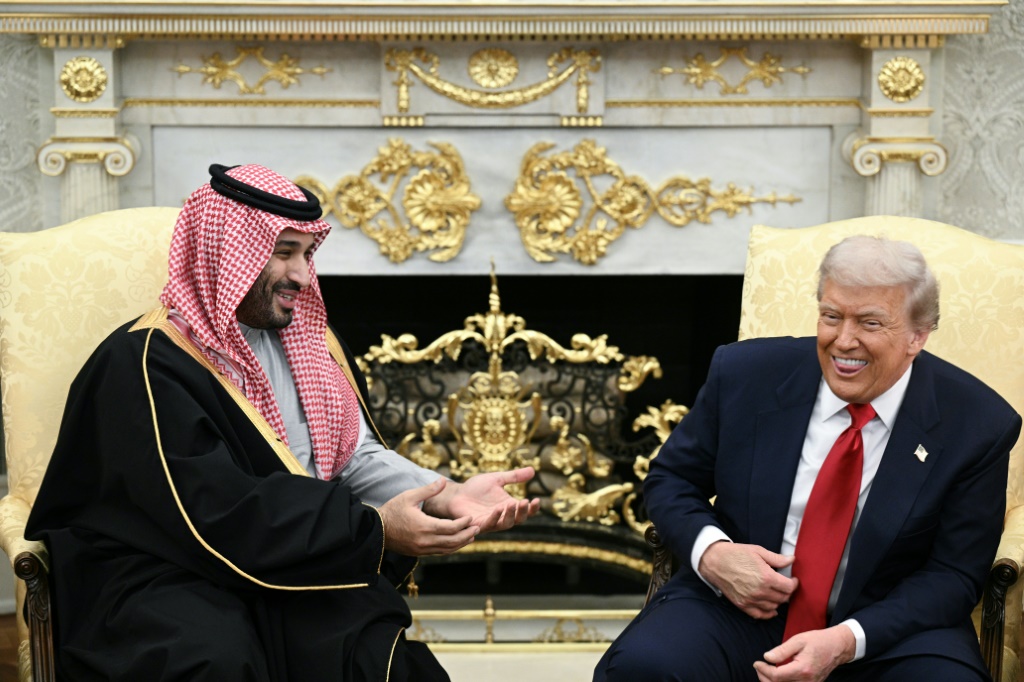 الرئيس الأميركي دونالد ترامب مستقبلا ولي العهد السعودي محمد بن سلمان خلال اجتماع في المكتب البيضوي في البيت الأبيض في واشنطن العاصمة في 18 تشرين الثاني/نوفمبر 2025 (ا ف ب)