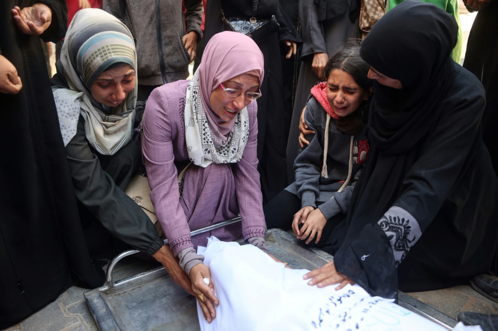 الفتاة الفلسطينية تالا أبو سمرة تبكي أمها التي قتلتها غارة إسرائيلية، في صورة ملتقطة في 20 تشرين الثاني/نوفمبر 2025 في مستشفى الشفاء في مدينة غزة (ا ف ب)