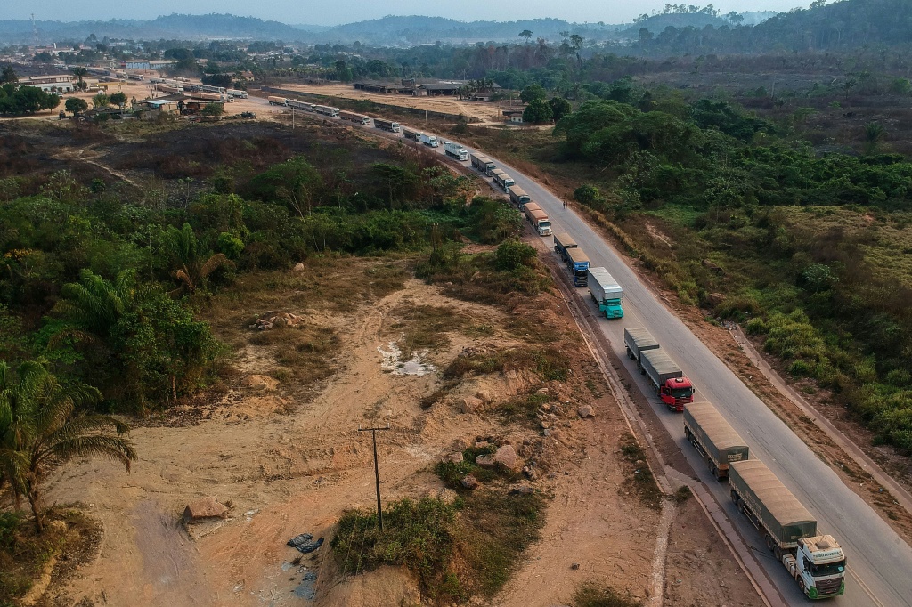 صورة من الجو لاختناق مروري للشاحنات على طول طريق سريعة في غابات الأمازون المطيرة في 11 أيلول/سبتمبر 2019 (ا ف ب)