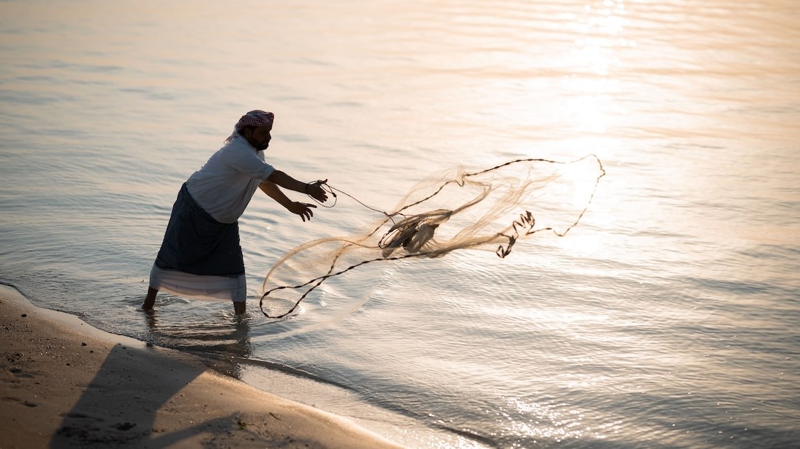 أبوظبي تستعيد ذاكرة البحر.. رحلة حية في عمق (الزمن الجميل) على الكورنيش (زهرة الخليج)