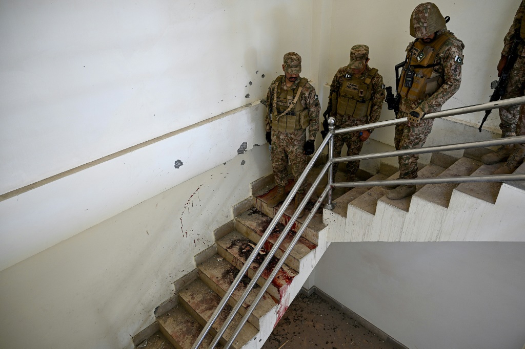 جنود باكستانيون بعد هجوم في كلية مرتبطة بالجيش في جنوب وزيرستان قرب الحدود مع أفغانستان في 13 تشرين الثاني/نوفمبر 2025 (ا ف ب)