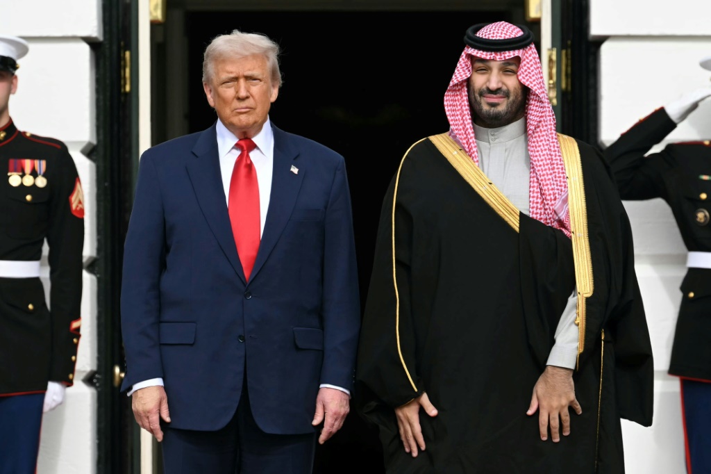 دونالد ترامب يرحب بولي العهد السعودي الأمير محمد بن سلمان في البيت الأبيض في 18 تشرين الثاني/نوفمبر 2025 في واشنطن (ا ف ب)
