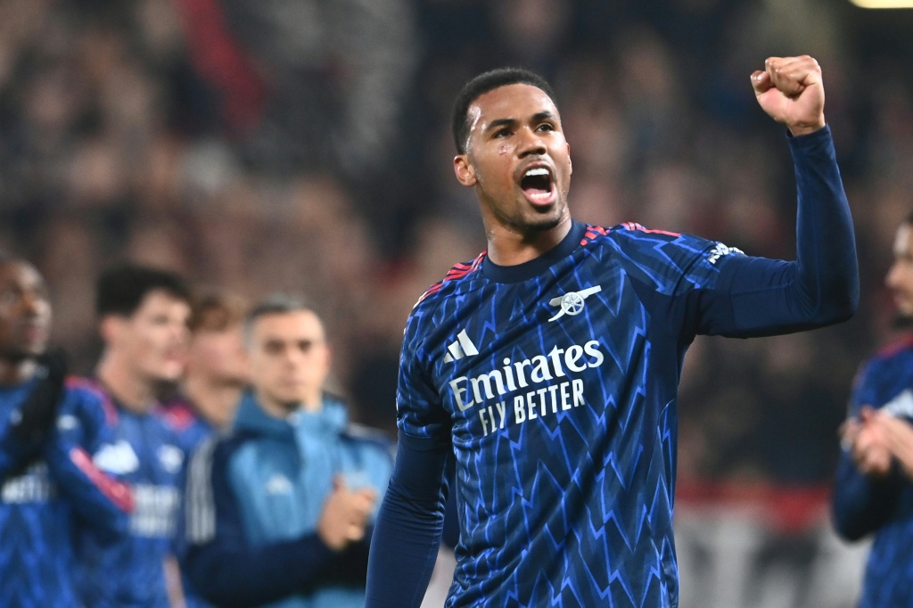 البرازيلي غابريال ماغالهايش فرحا بعد فوز فريقه أرسنال على سلافيا براغ التشيكي ضمن الجولة الرابعة لدوري أبطال أوروبا في كرة القدم في الرابع من تشرين الثاني/نوفمبر 2025 (ا ف ب)