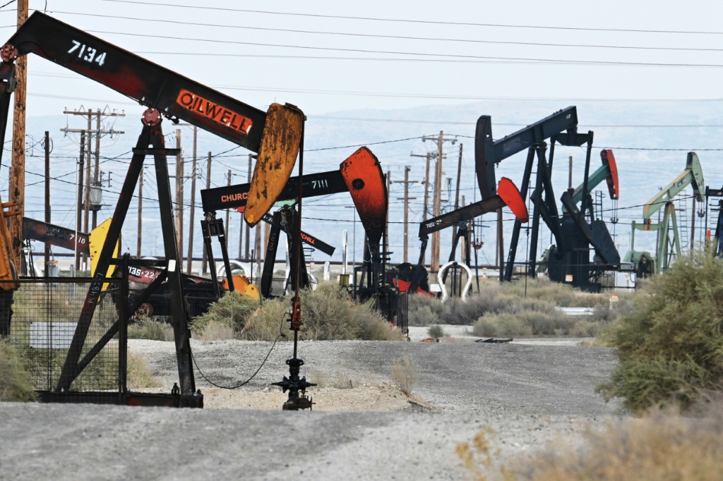 عمليات استخراج النفط من آبار في حقل ميدواي سانست، أكبر حقول ولاية كاليفورنيا، في 17 تشرين الأول/أكتوبر 2025 (ا ف ب)