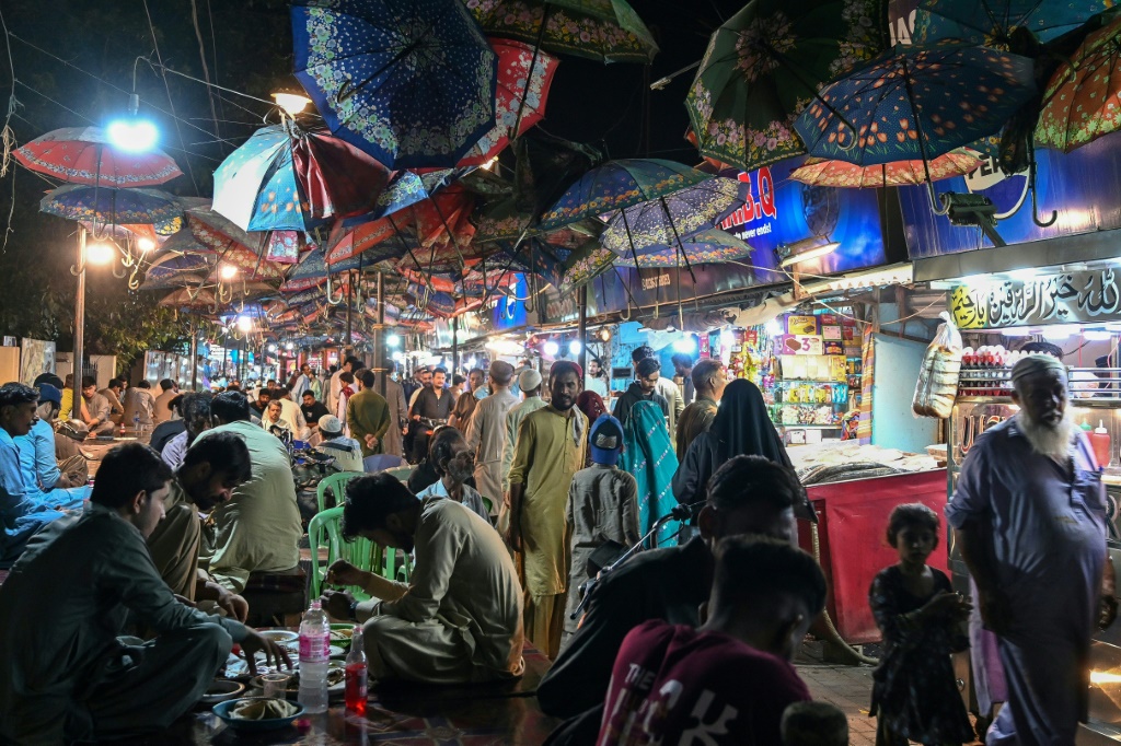 في أحد الشوارع بالقرب من ميناء كراتشي في التاسع من تشرين الثاني/نوفمبر 2025 (ا ف ب)