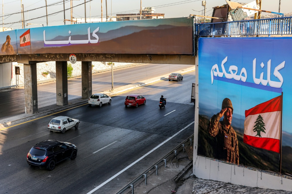 عناصر وآليات للجيش اللبناني عند مدخل بلدة مروحين في جنوب لبنان في 28 كانون الثاني/يناير 2025 (ا ف ب)