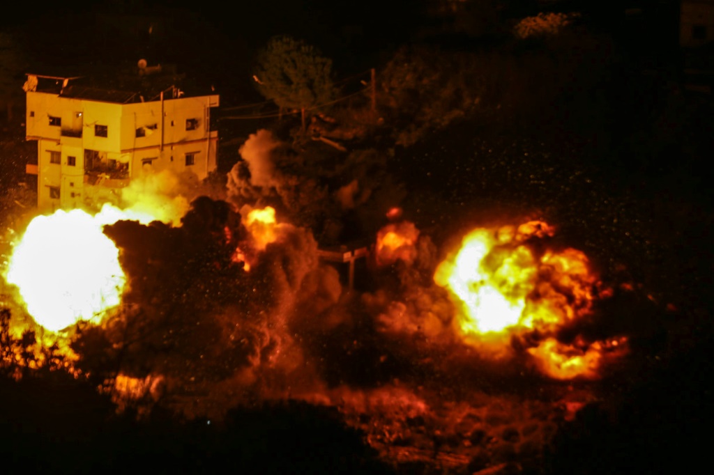 نيران ودخان جراء غارة إسرائيلية على منزل في بلدة طيرفلسيه في جنوب لبنان في 19 تشرين الثاني/نوفمبر 2025 (ا ف ب)