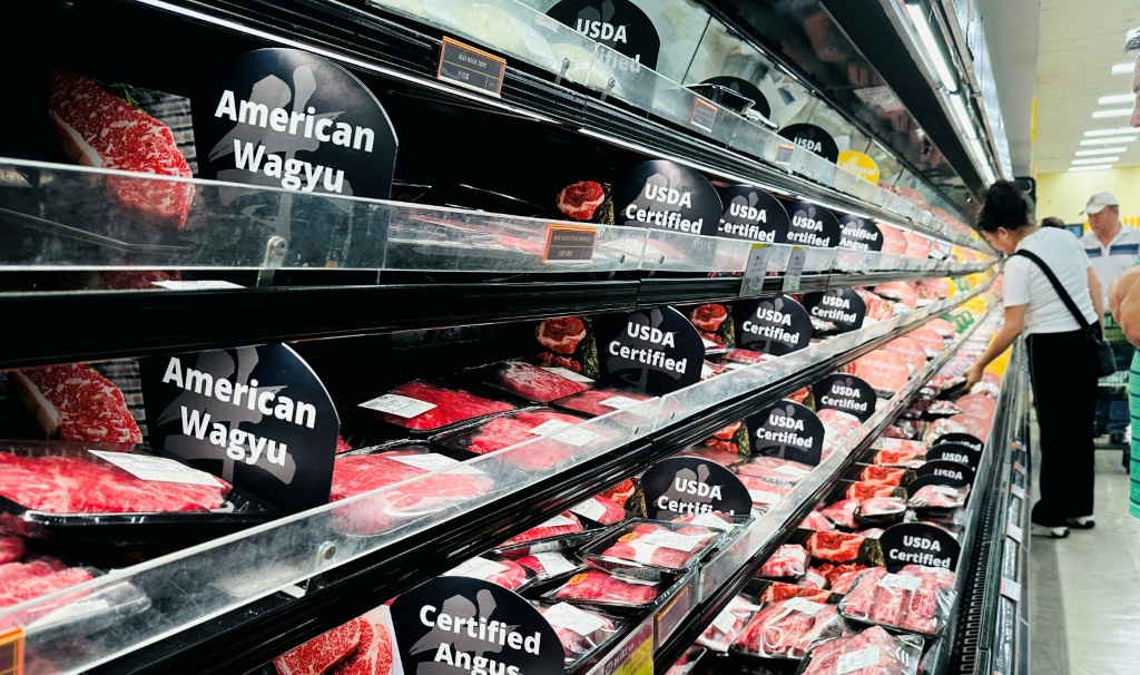 قسم اللحوم في أحد المتاجر الكبرى في ألهامبرا بولاية كاليفورنيا الأميركية في 10 أيلول/سبتمبر 2025 (ا ف ب)