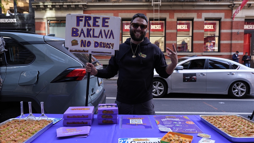 أمريكي يحوّل إعجابه بالبقلاوة التركية لمشروع تجاري ناجح في نيويورك (الأناضول)