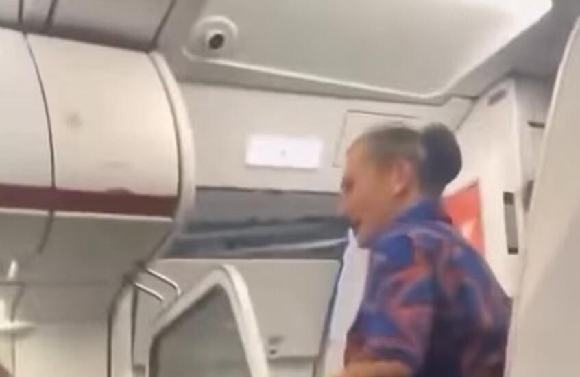 تسرب مياه الأمطار وحبات البرد داخل طائرة أسترالية (متداول على انستجرام)