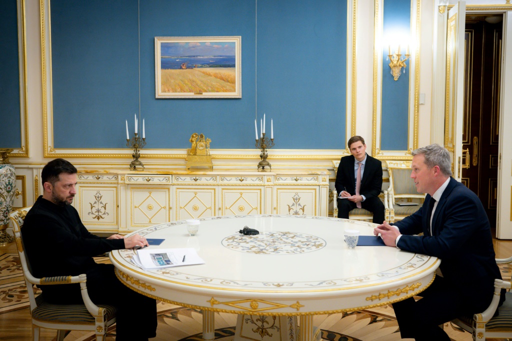 صورة نشرها المكتب الإعلامي للرئاسة الأوكرانية في 20 تشرين الثاني/نوفمبر 2025 تظهر الرئيس فولوديمير زيلينسكي خلال اجتماع مع وزير الجيش الأميركي دانيال دريسكول في كييف (ا ف ب)