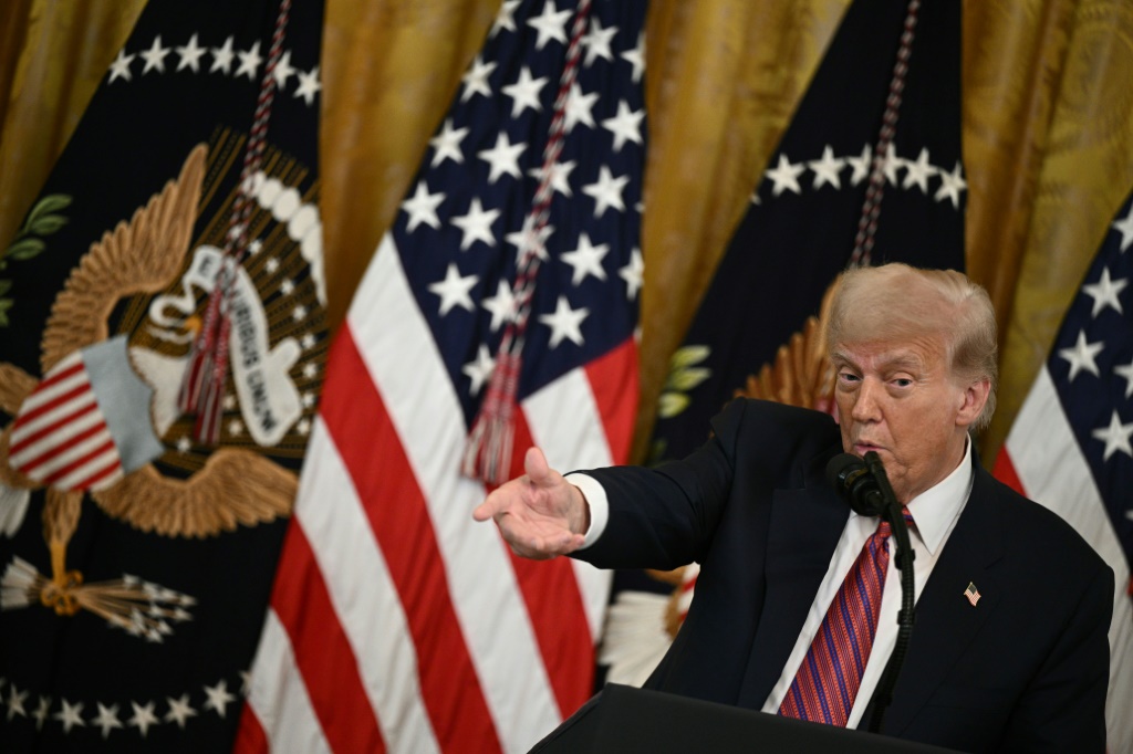 تخلص الكاتبة إلى أن أميركا ترامب تتجه فيما يبدو نحو عالم تحدد فيه الصحة واللياقة البدنية والجينات قيمة المواطن، في إطار رؤية تجمع بين التحكم الاجتماعي والسيطرة على الهجرة والصحة العامة (ا ف ب) 