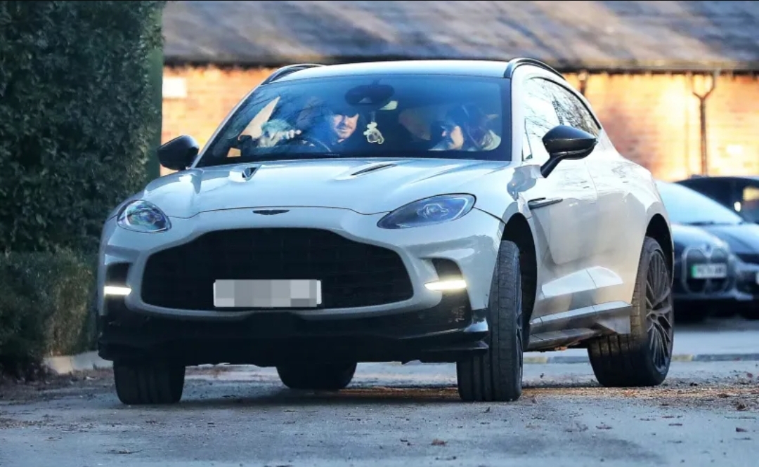 غريليش يسرق الأضواء في جولته الأخيرة بسيارة (أستون مارتن) 2025 (الرجل)