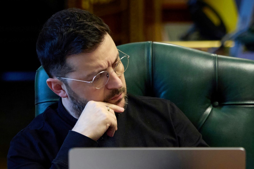 الرئيس الأوكراني فولوديمير زيلينسكي خلال مكالمة مع قادة فرنسا وبريطانيا وألمانيا في 21 تشرين الثاني/نوفمبر 2025 (ا ف ب)