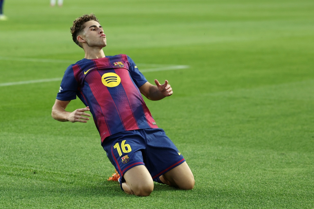 لاعب خط وسط برشلونة الإسباني فيرمين لوبيس فرحا بافتتاحه التسجيل أمام أولمبياكوس في الملعب الاولمبي لويس كومبانيس في برشلونة في 21 تشرين الأول/أكتوبر 2025 (ا ف ب)