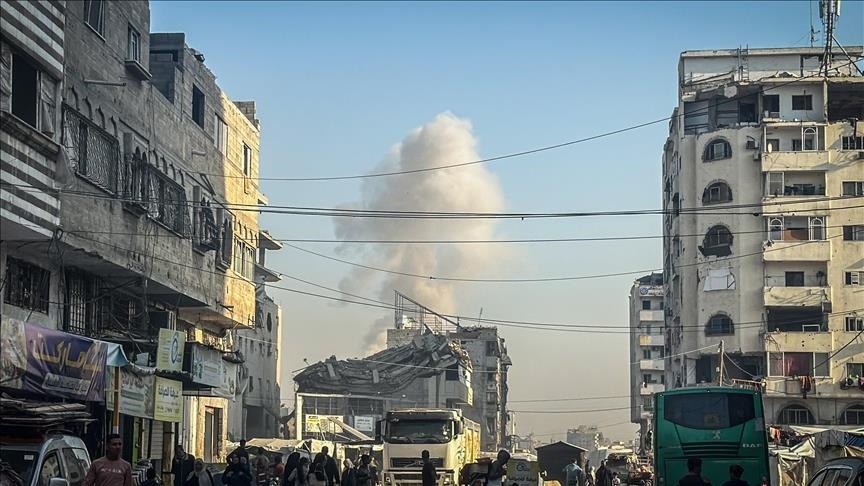 جيش إسرائيل يقتل 4 فلسطينيين بغارات وقصف متواصل على غزة (الأناضول)