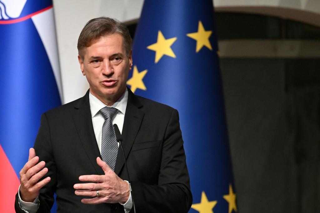 رئيس وزراء سلوفينيا روبرت غولوب خلال مؤتمر صحافي في قلعة ليوبليانا في 21 تشرين الأول/أكتوبر 2025 (ا ف ب)