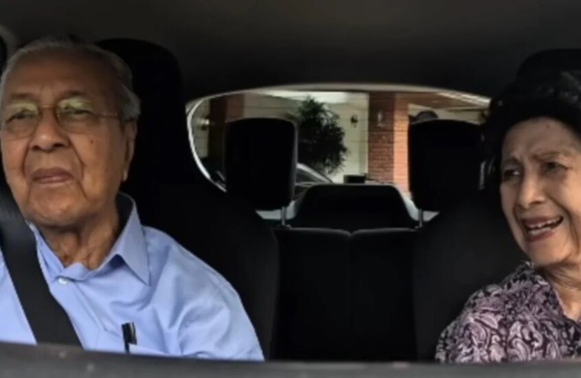 مهاتير البالغ 100 عام يخطف الأنظار بفيديو ظريف مع زوجته (لقطة فيديو من فيديو في صفحة مهاتير)