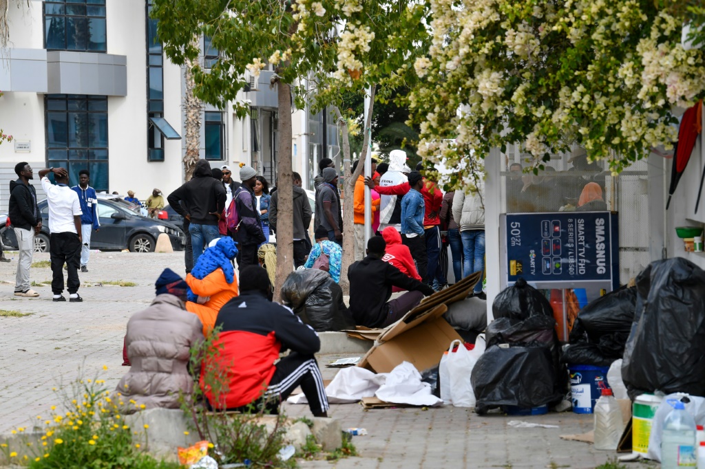 مهاجرون من دول إفريقيا جنوب الصحراء أمام مركز للمنظمة الدولية للهجرة في تونس في 10 نيسان/أبريل 2025 (ا ف ب)
