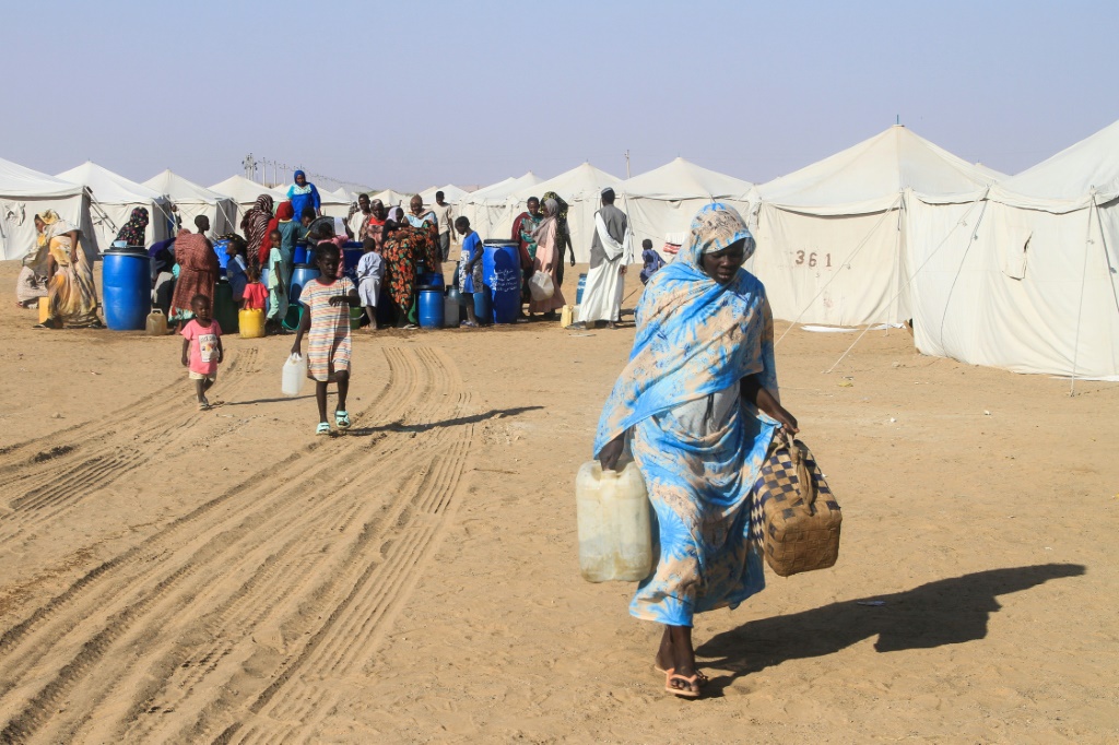 صورة مؤرخة في 21 تشرين الثاني/نوفمبر 2025 لسودانيين هاربين من الفاشر في شمال البلاد (ا ف ب)