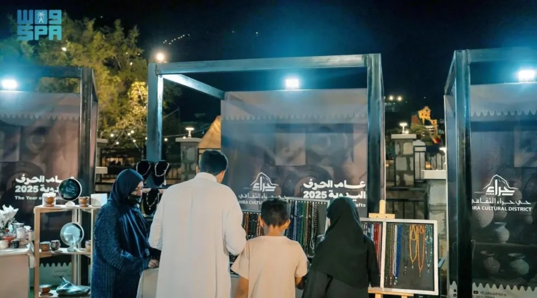 الزوار يتفاعلون مع فعاليات صناع الحرف - الصورة من وكالة الأنباء السعودية (واس)
