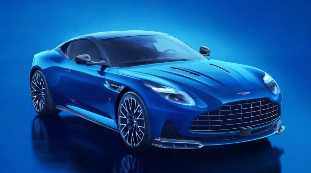 Aston Martin DB12 S: أيقونة الفخامة البريطانيّة في أقصى تجلياتها (الرجل)