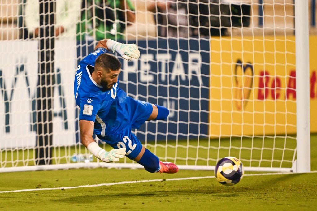 الحارس الفلسطيني رامي حمادة يتصدى لكرة جزاء أمام ليبيا في ملحق كأس العرب لكرة القدم 2025. ملعب الغرافة، في 25 تشرين الثاني/نوفمبر 2025 (ا ف ب)