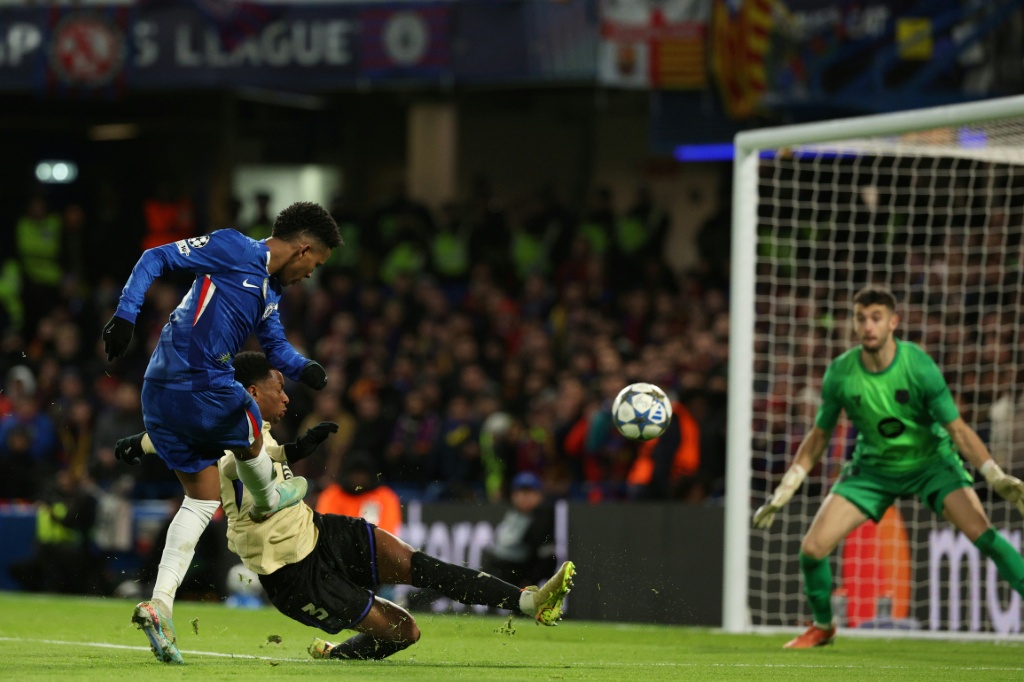 البرازيلي إستيفاو يسجل الهدف الثاني لتشلسي الإنكليزي في مرمى ضيفه برشلونة الإسباني في دوري أبطال أوروبا لكرة القدم. لندن في 25 تشرين الثاني/نوفمبر 2025 (ا ف ب)