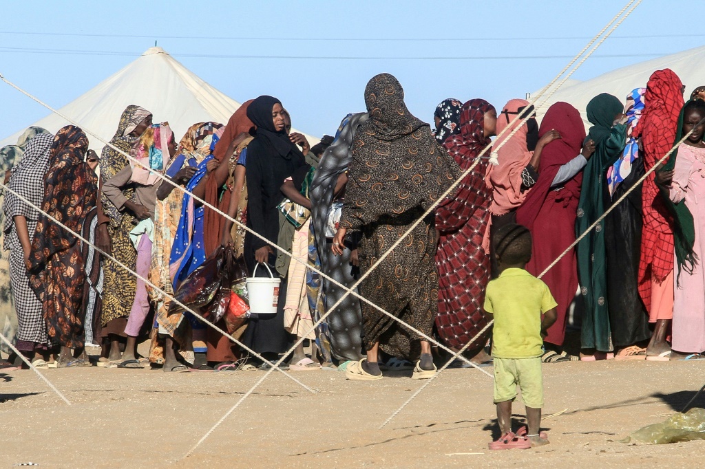 صورة مؤرخة في 15 تشرين الثاني/نوفمبر 2025 لسودانيين هاربين من الفاشر، في شمال البلاد (ا ف ب)