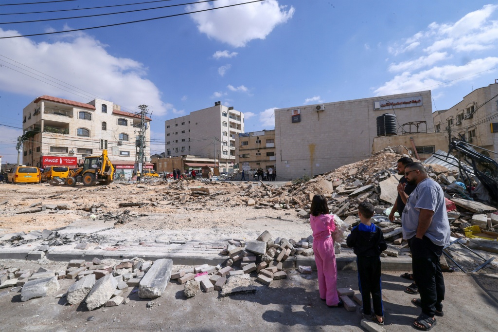 فلسطينيون يعاينون الأضرار التي لحقت بمدينة طوباس في الضفة الغربية المحتلة إثر عملية للجيش الإسرائيلي في 19 تشرين الأول/أكتوبر 2025 (ا ف ب)
