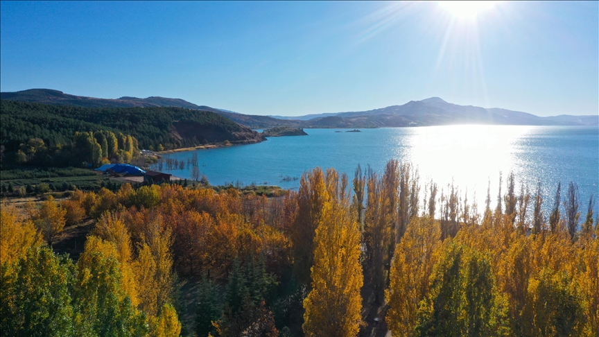 ألوان الخريف تزين بحيرة (هازار) في ألازيغ التركية (الأناضول)