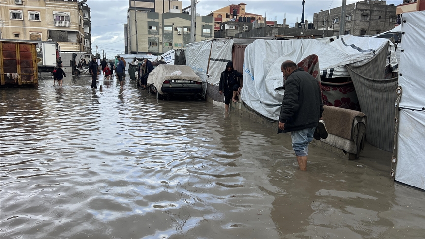 المنخفض الجوي بغزة يتلف 22 ألف خيمة و288 ألف أسرة بلا حماية (الأناضول)