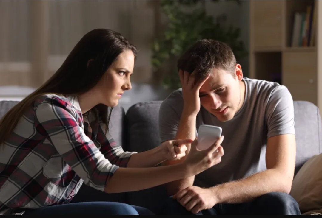 علامات تحذر من خيانة الشريك في العلاقة: دراسة جديدة تكشفها (الرجل)