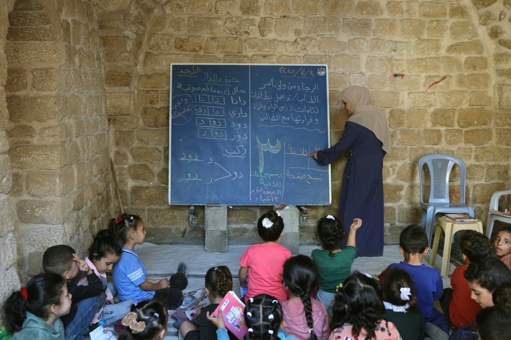 صورة مؤرخة في 2 تشرين الثاني/نوفمبر 2025 لأطفال فلسطينيين في إحدرى مدارس غزة (ا ف ب)