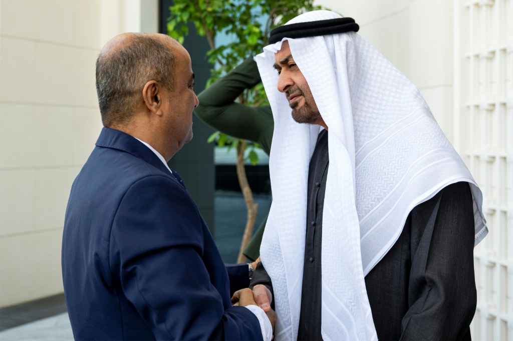 رئيس الإمارات الشيخ محمد بن زايد آل نهيان يستقبل رئيس وزراء الحكومة اليمنية المعترف بها دوليا سالم صالح بن بريك في قصر الشاطئ في أبوظبي في 3 تشرين الأول/أكتوبر 2025 (ا ف ب)