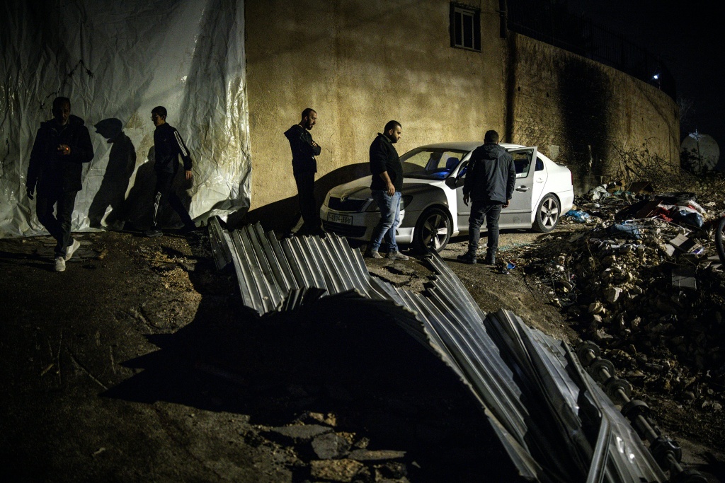 أشخاص يتفقدون موقع إطلاق نار أسفر عن مقتل فلسطينيين اثنين خلال عملية عسكرية في مدينة جنين بالضفة الغربية المحتلة في 27 تشرين الثاني/نوفمبر 2025 (ا ف ب)